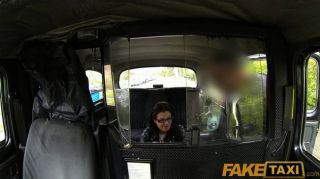 Faketaxi - Schwarzhaarige Taxi Blinder Passagier Zahlt