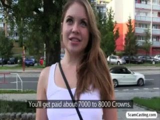 Russische Hot Chick Alessandra Wird Durch Die Gefälschte Mittel In Den Büschen Gefickt