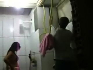 Real - Esposa Safada Toma Banho Na Frente Dos Pedreiros Enquanto Marido Trabalha