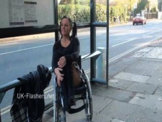 Paraprincess Außen Exhibitionismus Und Blinkt Rollstuhl Gebunden Babe Zeigt