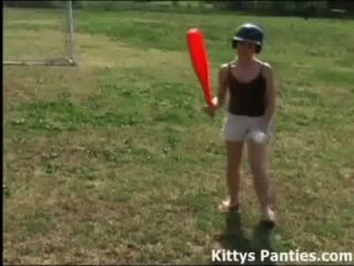 Unschuldige Teen Kitty Softball Spielt Draußen