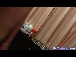 Homosexueller Asiatischer Arzt Verwaltet Den Milcheinlauf