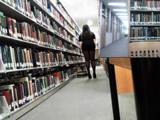 Geile Schlampe Masturbieren In Der Bibliothek