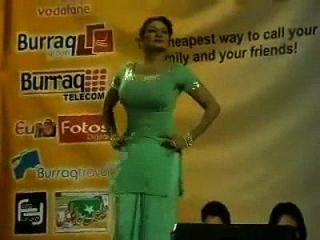 Paki Booby Bühne Acctress Saima Khan Schüttelt Große Boobs Auf Der Bühne