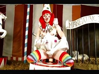 Transvestiten Clown Nimmt Riesigen Dildo Im Zirkus