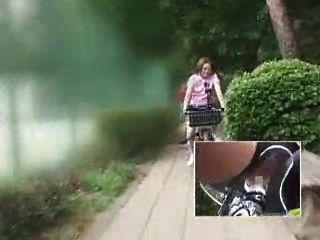 Japanische Schülerin Masturbiert Auf Einem Modifizierten Fahrrad