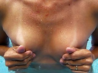 Frau Zeigt Ihre Brüste Im Pool