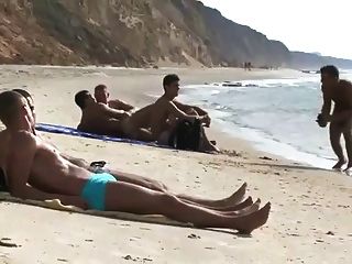 Neue Freunde An Der Homosexuell Strand