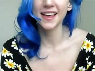 Blauhaarige Mädchen In Blumen Spielt Mit Titten