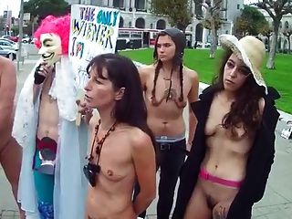 Haarige Frauen Mit Kleinen Leeren Saggy Titten Nackt In Der Öffentlichkeit