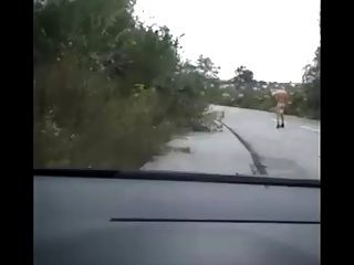 Auto Fuhr In Die Straße
