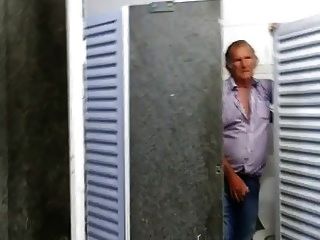 Schüchtern Haarig Opa Gibt Eine Hand In Der Toilette