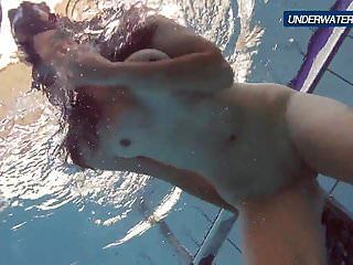 Amateur Lastova Schwimmt Weiter