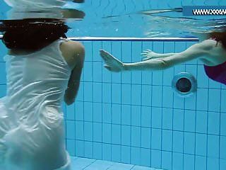 Heiß Gekleidete Teenager Im Pool