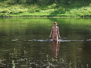 Topless Schwimmen In Der Wolga