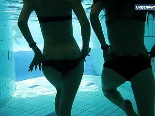Zwei Super Heiße Teenager Im Pool