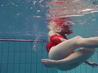 Rot Gekleidete Teenager Mit Offenen Augen Schwimmen