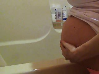 Schwangere Bauchmassage In Der Dusche