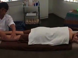 Reiko Kobayakawa Braucht Eine Massage