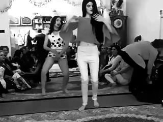 Iranisches Mädchen, Das Ohne Höschen Tanzt