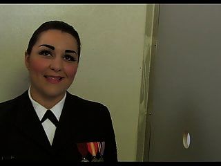 Marine Mädchen Morena Bekommt Doppelte Gesichtsbehandlung Am Gloryhole